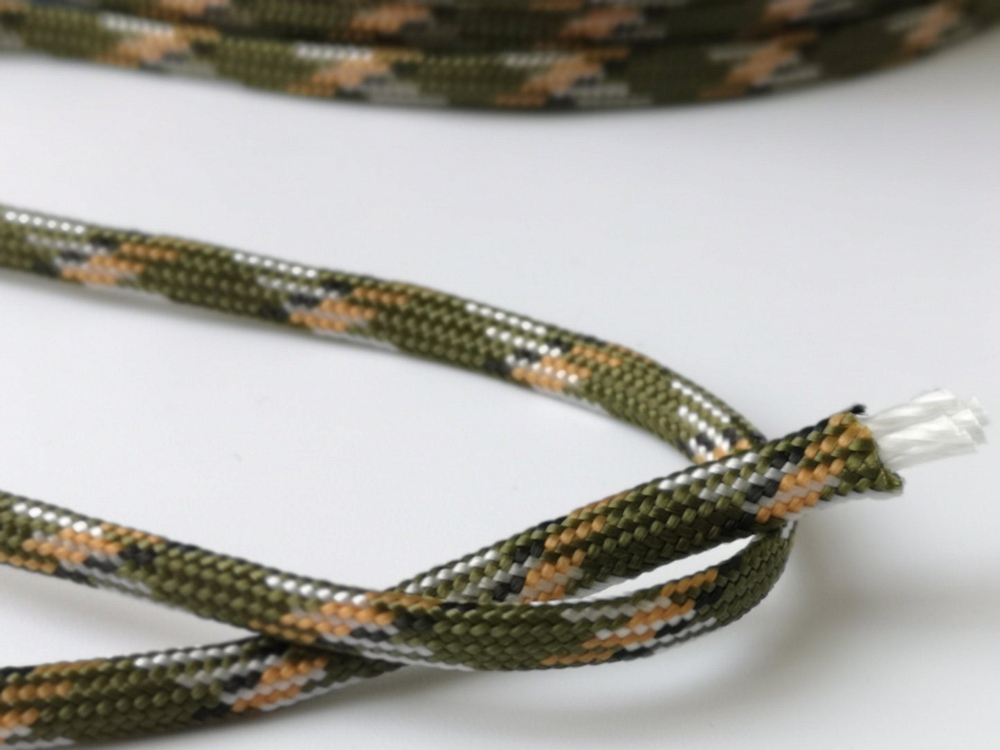 4mm camouflage paracord. 7 Strand - 2 little bees