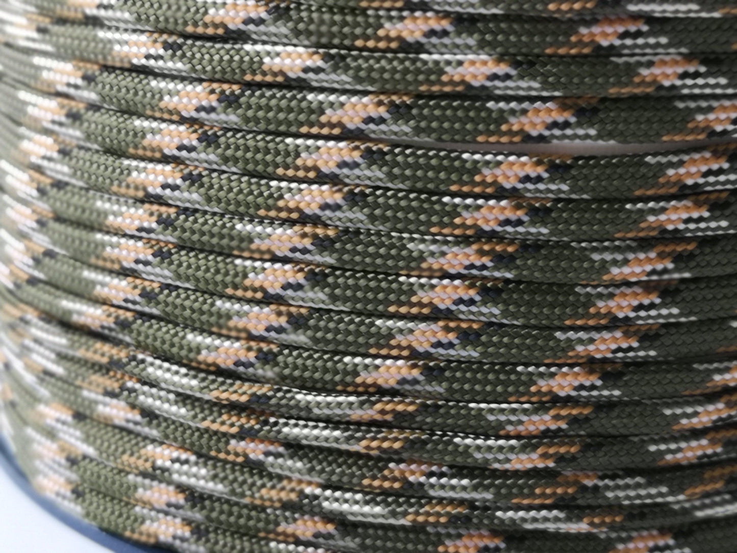 4mm camouflage paracord. 7 Strand - 2 little bees