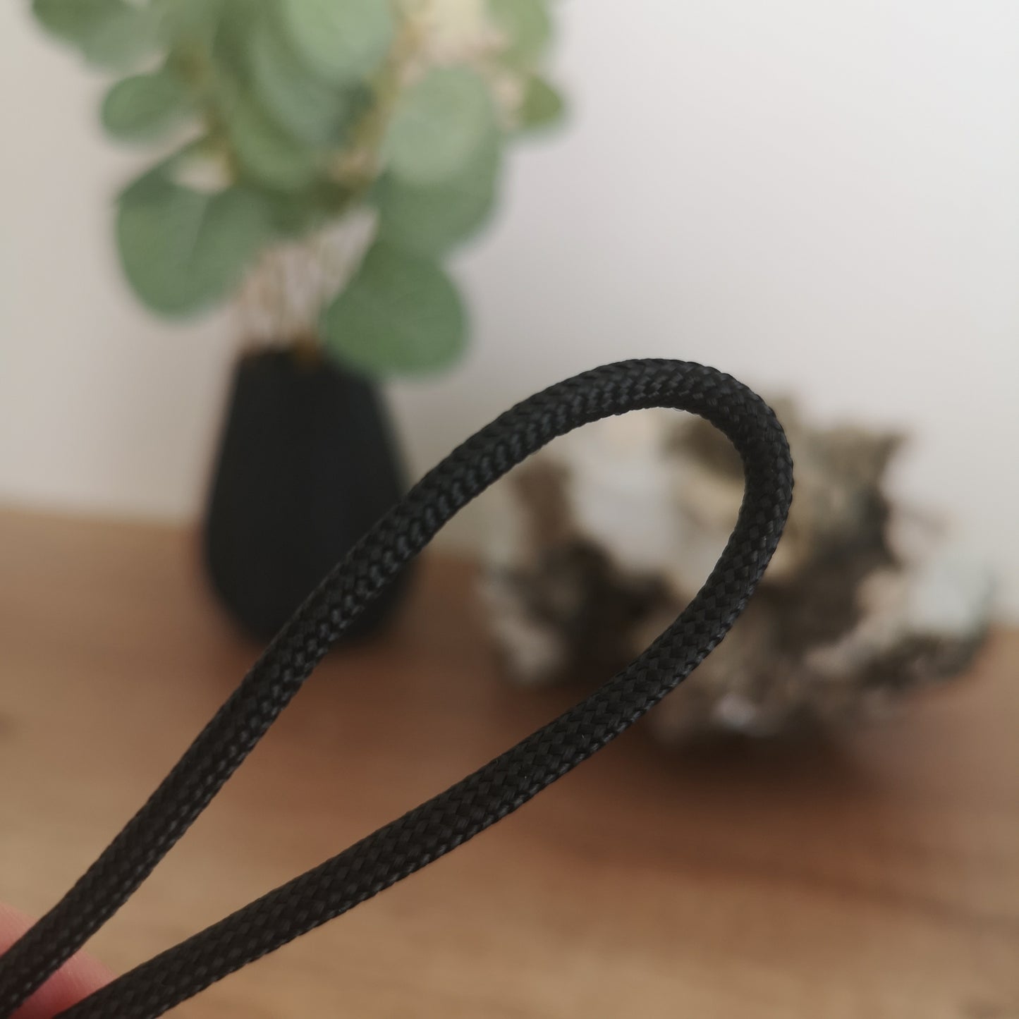 4mm black paracord. 7 Strand