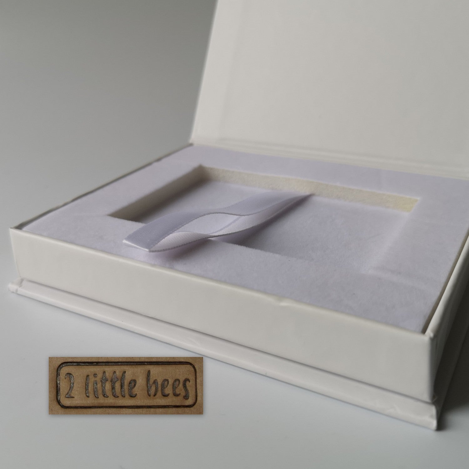 Small magnetic gift box. White - 2 little bees