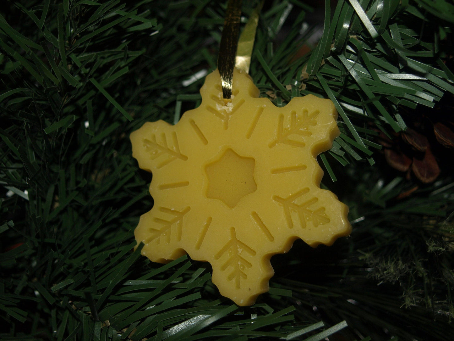 Beeswax Melts Snowflakes Christmas Tree Decorations Ornament 100% Natural Product Living Scent Eco Friendly UK - 2 little bees