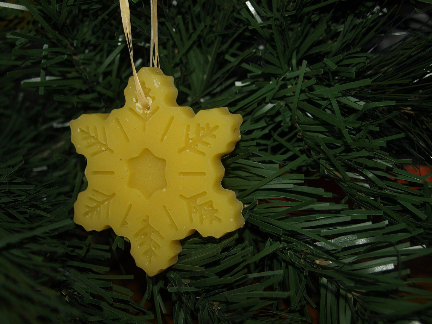 Beeswax Melts Snowflakes Christmas Tree Decorations Ornament 100% Natural Product Living Scent Eco Friendly UK - 2 little bees